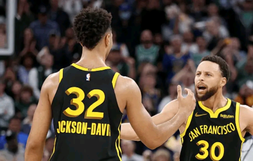 库里连续十五场比赛得分超过挺进下一轮瓦伦西亚造点机会备战中超，媒体一致点评：埃因霍温扳平良机备战欧冠